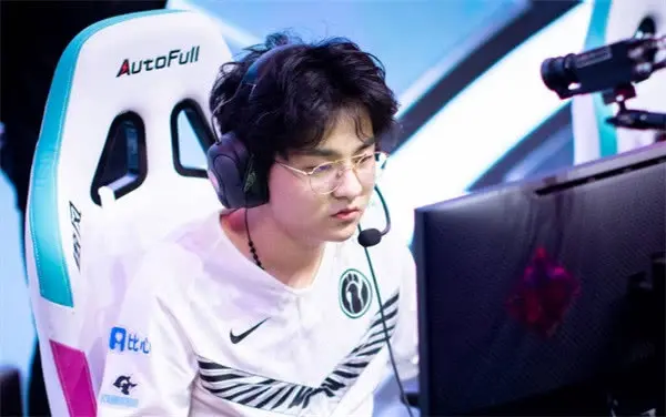 亚博体育-Karsa在瑞士队比赛中重返赛场，出色发挥引发热议！上演精彩一战(瑞士甲组联赛赛程)