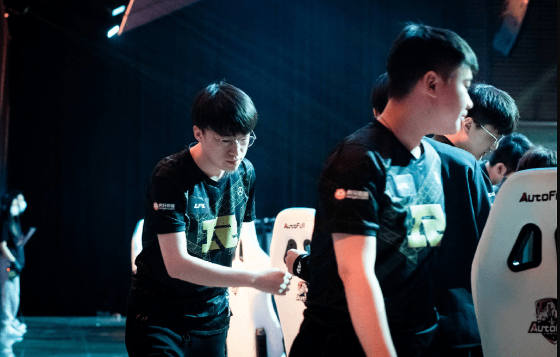 亚博体育-包含Uzi回归赛场，连败首场状态亮眼，加拿大队观众沸腾！的词条